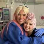 Karol G visita a niña venezolana en hospital de España