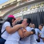 Padres de jóvenes detenidos oran frente al Palacio de Justicia: “Señor presidente, usted tiene hijos”