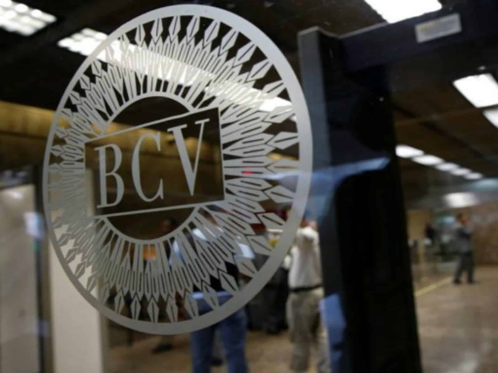 BCV aumentó la intervención cambiaria y disminuyó el alza del dólar oficial en mayo