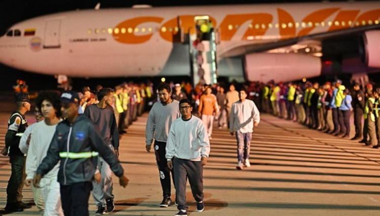 Llegan a Venezuela 195 migrantes deportados de EE. UU. en un vuelo desde Honduras