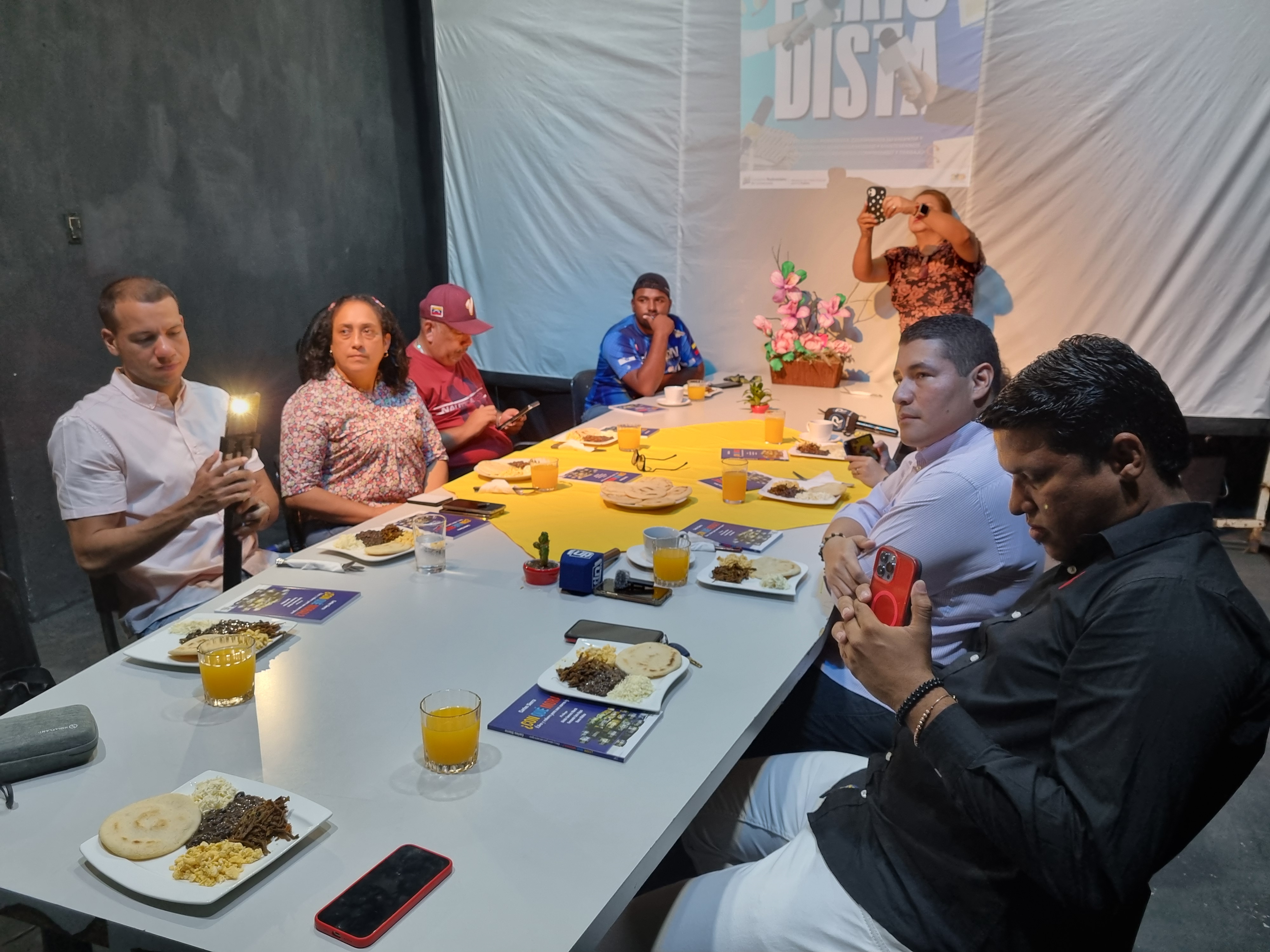 Autoridades del Min Cultura ofrecieron desayuno a los periodistas en su día 