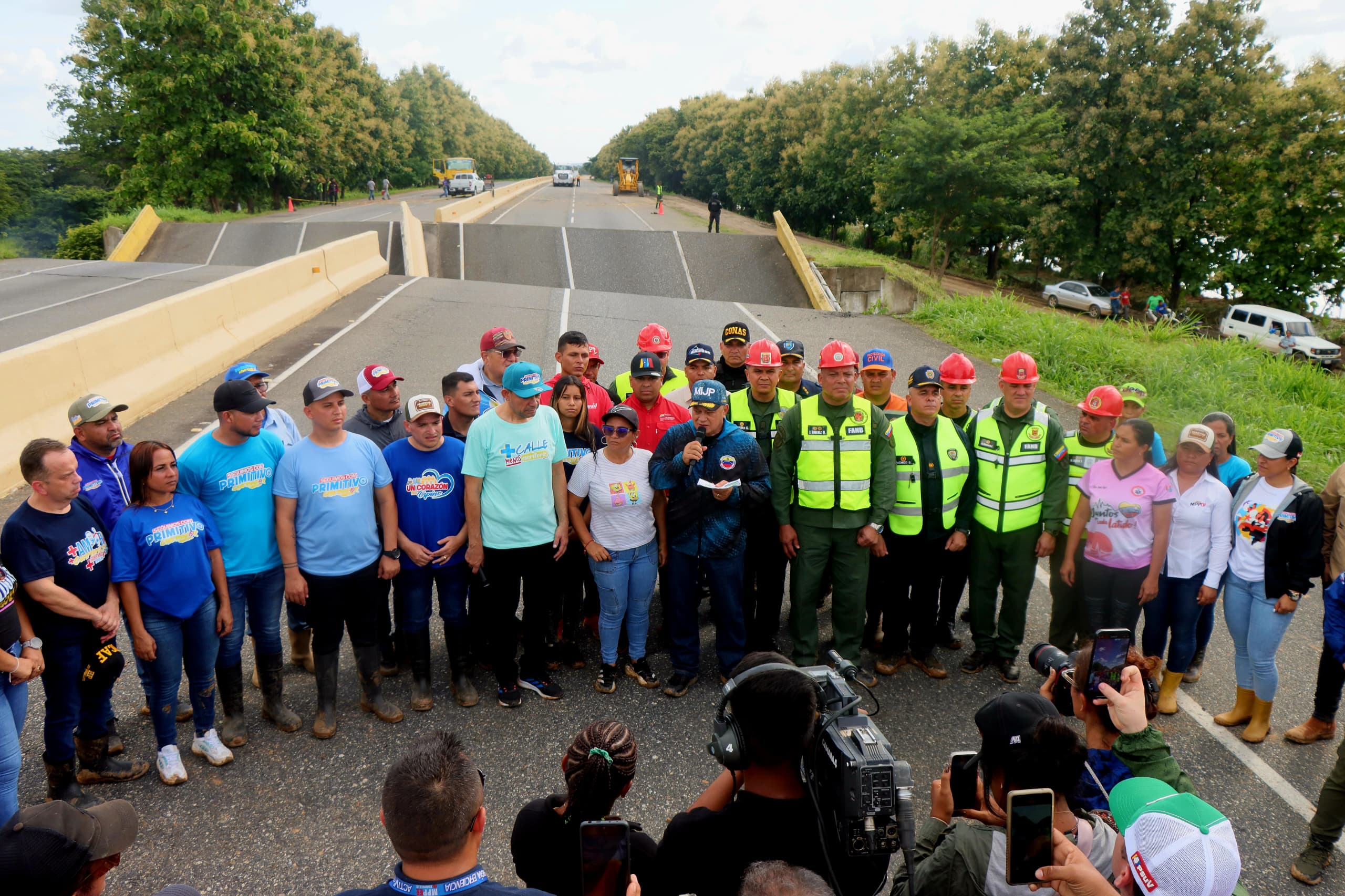 Diosdado Cabello inspeccionó lo ocurrido en la autopista: Antes de dos meses esperan construir nuevo puente