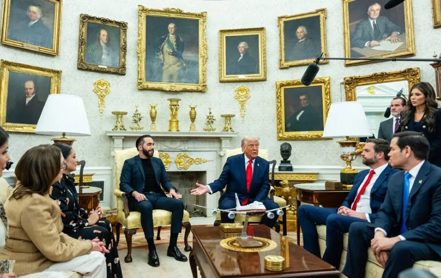 Las deportaciones de Trump benefician al gobierno de Bukele