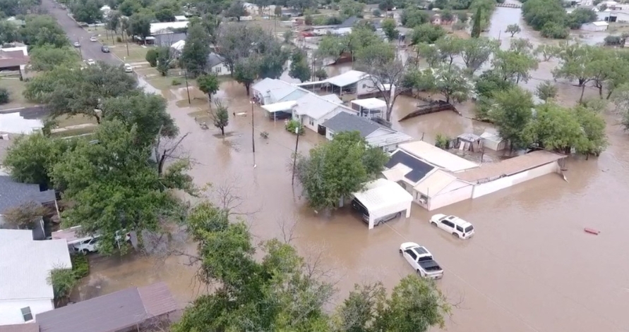 Más de 100 muertos por las inundaciones en Texas: cómo el clima, la geografía y las políticas fallidas causaron un desastre