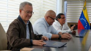 Gobierno firma acuerdo con planta zuliana para incrementar la producción avícola nacional