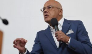 Jorge Rodríguez advierte: «Sea quien sea el extranjero que entre al país sin permiso, aquí se queda»