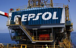 Repsol podría abandonar proyectos gasíferos en Venezuela por falta de licencia