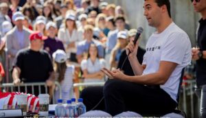 De qué estaba hablando Charlie Kirk justo antes de ser asesinado en Utah: religión, tiroteos y género