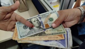 Dólar oficial mantiene tendencia al alza y roza los 160 bolívares