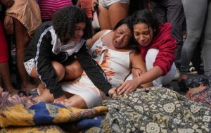 Operativo narco en Río de Janeiro: hallan cerca de 60 cadáveres en las favelas y los vecinos los acumulan en las calles