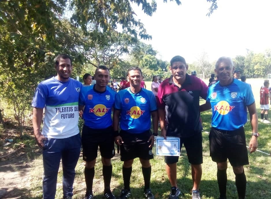 Homenaje a Pedro Gallardo Mucho colorido en festival de futbol menor de la Ceiba