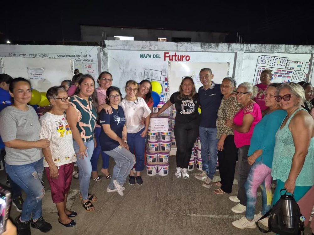 Alcalde Oscar Novoa hizo entrega de más de mil galones de pintura a familias guanareñas