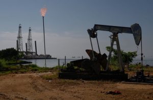 El petróleo sube por temores de suministro tras acción de EE. UU. contra petrolero venezolano