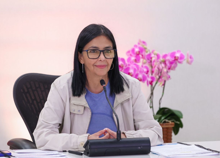Delcy Rodríguez firma contrato para exportar gas licuado de petróleo por primera vez