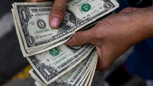 Dólar oficial subió 0,77 % en el día de la primera subasta de divisas petroleras