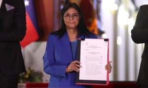 Delcy Rodríguez firma la Ley de Amnistía y pide revisar casos no contemplados en la legislación