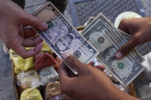 Dólar oficial cierra con un alza leve y se ubica en 382,63 bolívares