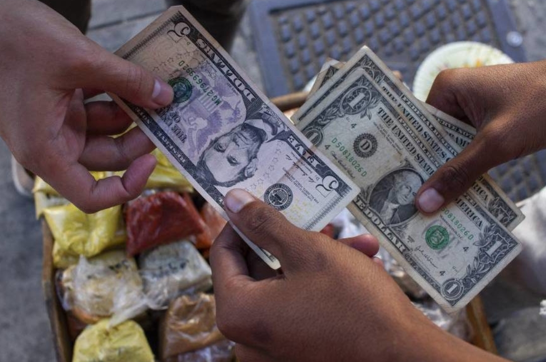 Dólar oficial cierra con un alza leve y se ubica en 382,63 bolívares