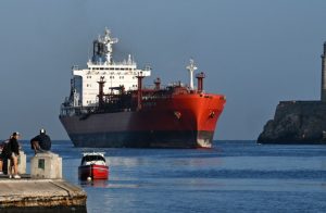 Un petrolero chino intenta esquivar bloqueos y llevar combustible ruso a Cuba