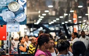 Reuters: Escasez de dólares golpea a empresas venezolanas y acelera uso de criptomonedas