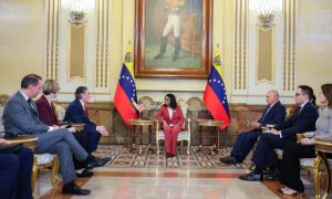 Doug Burgum y Delcy Rodríguez discuten en Miraflores sobre nuevo plan minero para Venezuela