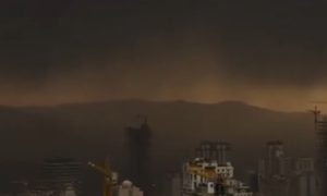 Postal apocalíptica en Teherán: el cielo se puso negro y los iraníes sienten que llueve petróleo