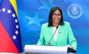 Expertos pronostican el aumento salarial «responsable» de Delcy Rodríguez entre $120 y $150