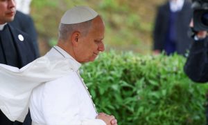 “Dios no está con los prepotentes ni los soberbios”, afirma el Papa desde Argelia en plena pelea con Trump