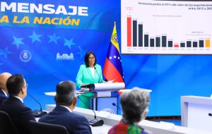 Delcy Rodríguez asoma posible aumento salarial y propone “diálogo laboral” con sector privado