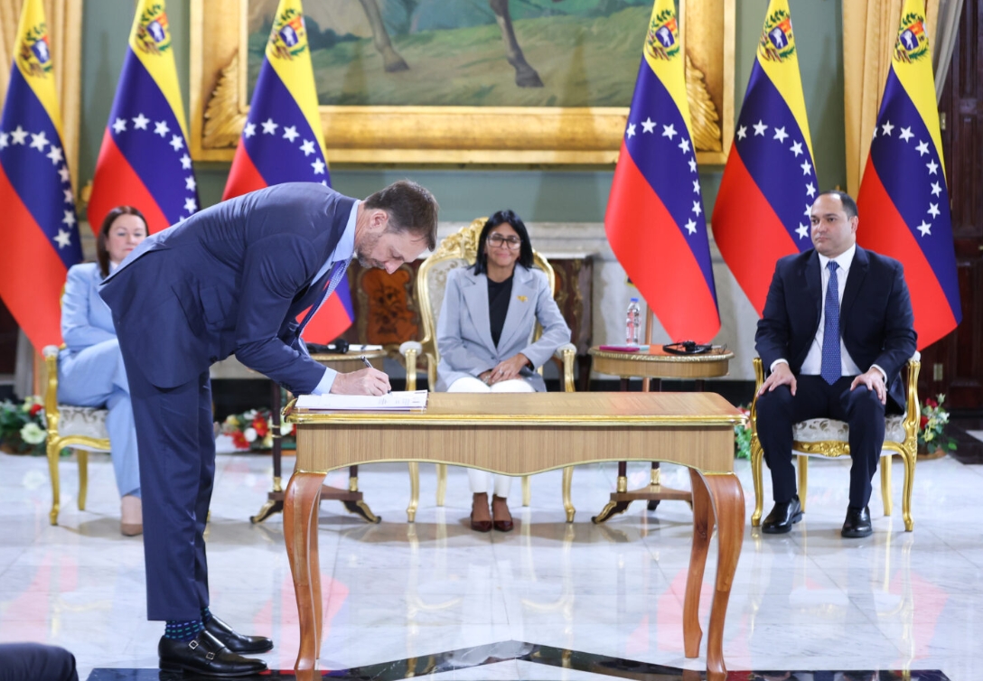 Venezuela otorga licencia a Shell para explotar el estratégico campo gasífero Loran