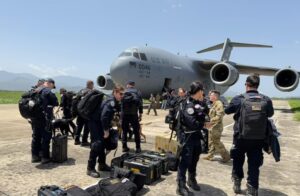 ¿Por qué tardó  tanto Trump en enviar a sus rescatistas y expertos militares?