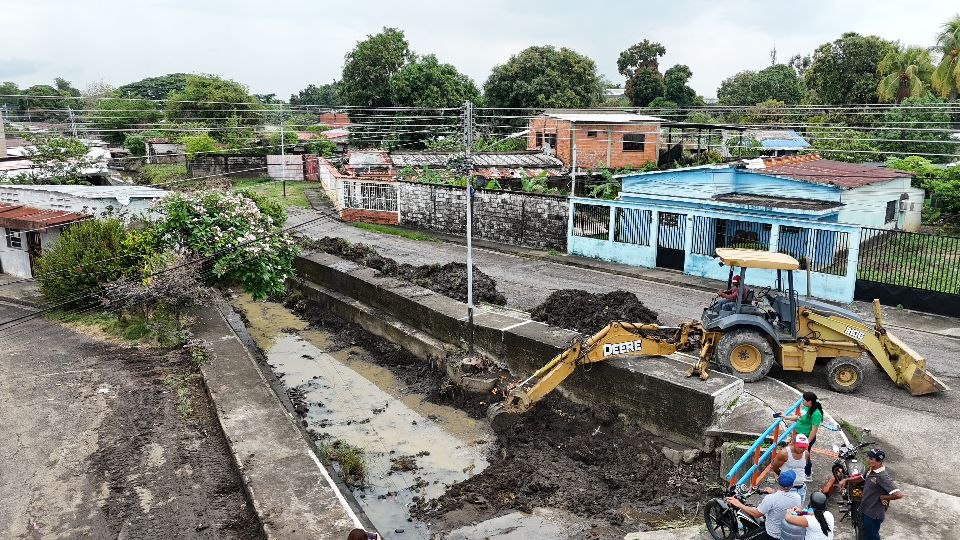 Alcalde Oscar Novoa supervisa trabajos de mantenimiento preventivo en canales y drenajes de Guanare.
