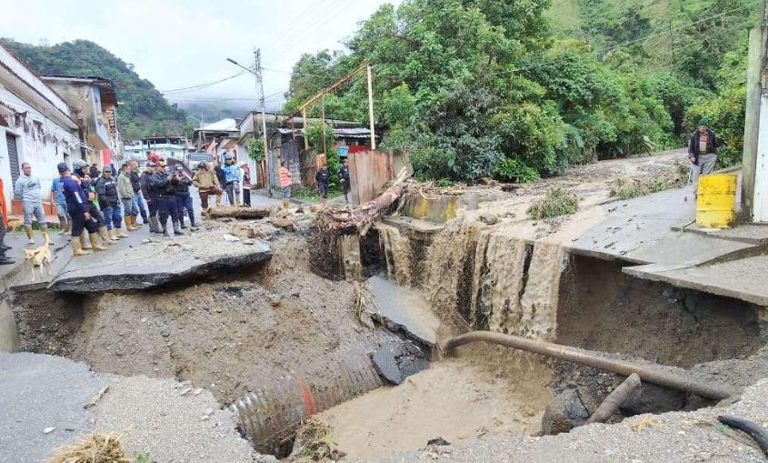 Colapso en la Troncal 7 por lluvias: Hundimiento en Batatal interrumpe el tránsito entre Boconó, Campo Elías y Portuguesa